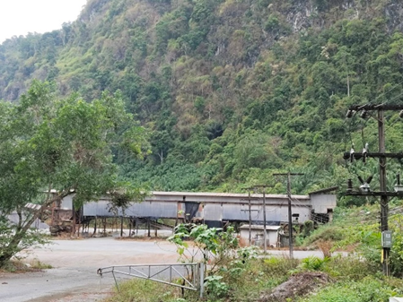 ภาพที่ 6 โรงโม่หินที่ตั้งอยู่ในพื้นที่บริเวณถ้ำทองหลาง อำเภอทับปุด จังหวัดพังงา